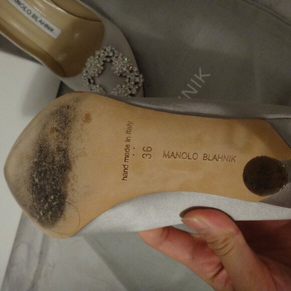 Manolo Blahnik Hangisi satin jewel-embellished pumps - Picture 3 of 4